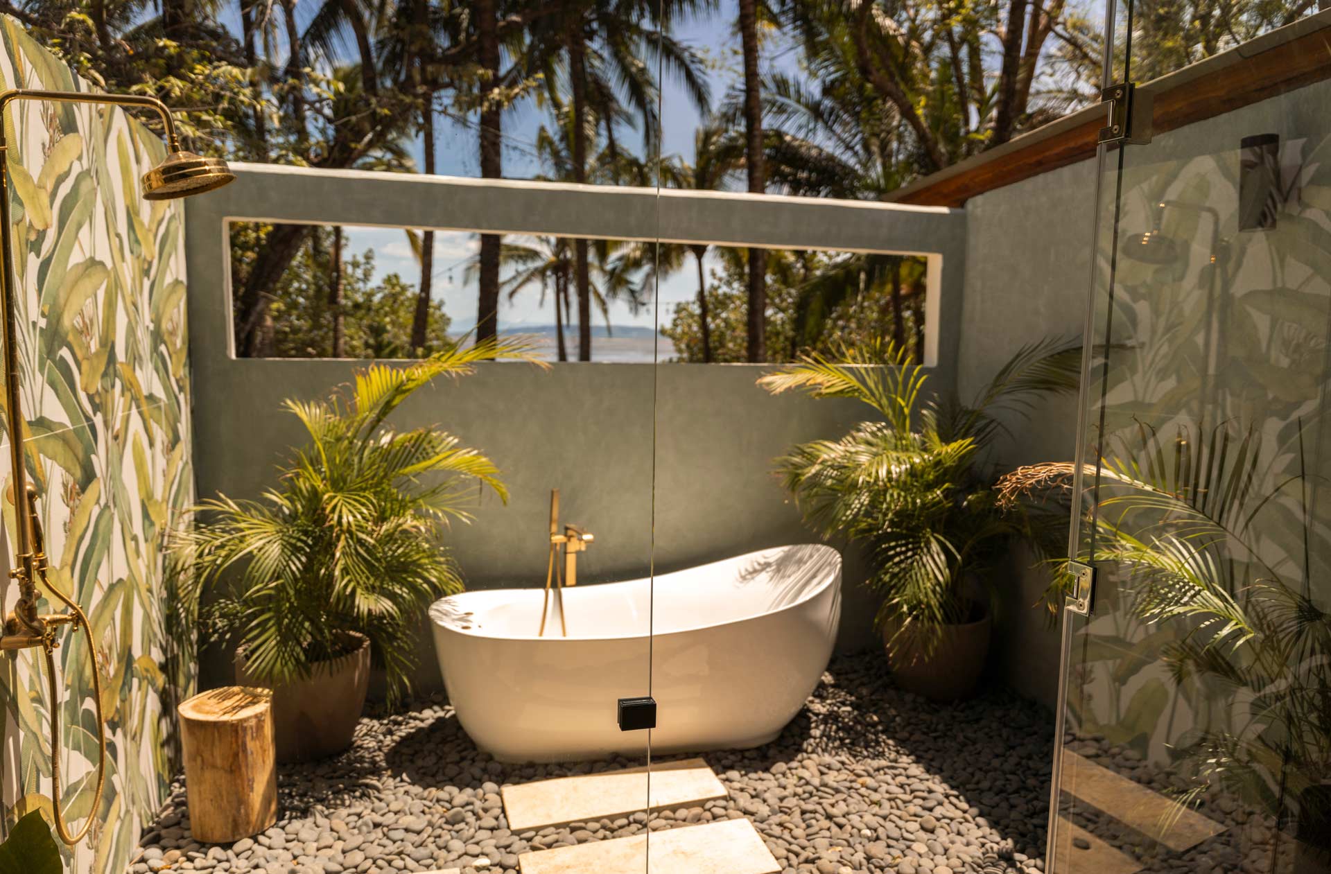 Beachfront Hideaway 6 Beachfront Hideaway Palm s outdoor bath