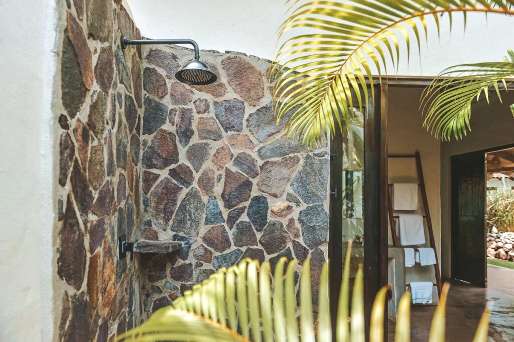 tropical villas Standard King Outdoor shower 2